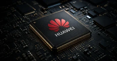Procesador de Huawei sobre una placa base oscura, con el logotipo rojo de la marca destacado en el centro.