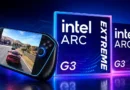 Controlador de videojuego en primer plano mostrando un juego de carreras, con cajas de GPU Intel ARC G3 en colores azul y negro de fondo.