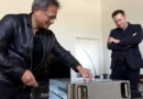 Jensen Huang manipula un servidor DGX-1 de NVIDIA mientras Elon Musk observa, en un ambiente moderno y minimalista.