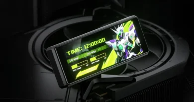 Pantalla compacta vertical con fondo negro, mostrando un diseño futurista, reloj digital y estadísticas de uso CPU en colores verde y morado.