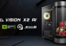 Unidad de PC con panel cilíndrico, luz LED amarilla, figura de dragón con armadura, y logotipos de Intel, NVIDIA y IA.