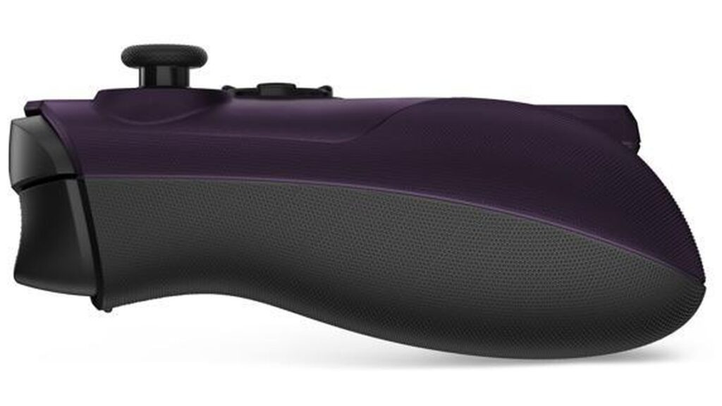 Controlador de videojuego en tonos morados y negros, con un diseño ergonómico y detalles texturizados en la empuñadura.