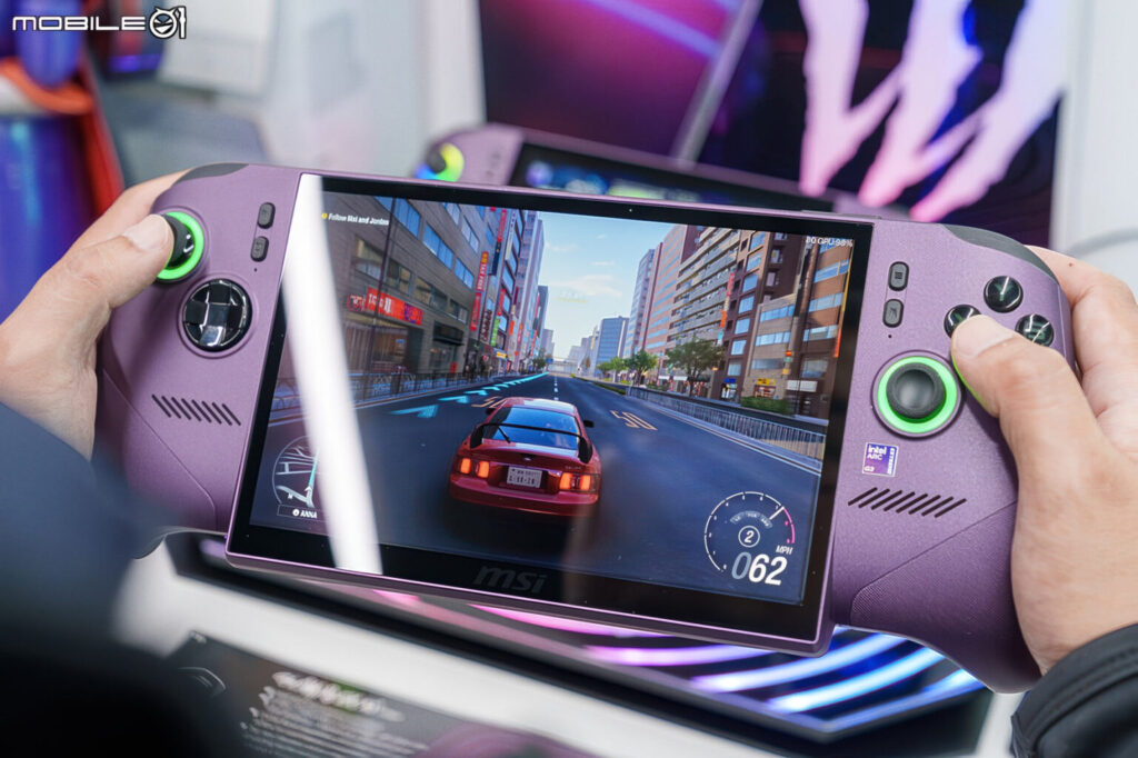 Dispositivo portátil MSI de color púrpura en manos de un usuario, mostrando un juego de carreras en una pantalla vibrante.