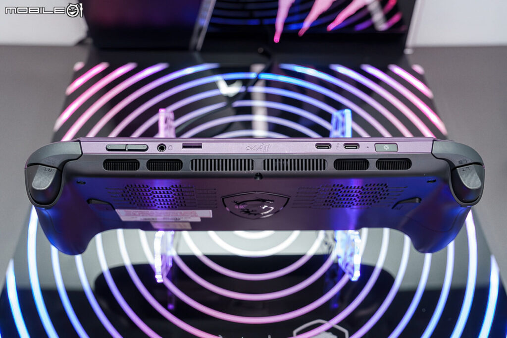 Controlador Claw 8 EX AI+ sobre una base iluminada con luces RGB; presenta múltiples puertos y un diseño moderno en colores oscuros.