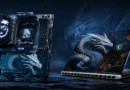 Placa base AM5 de MSI junto a un portátil con arte de dragón, en un fondo de tonos oscuros que evoca un ambiente tecnológico y de juego.