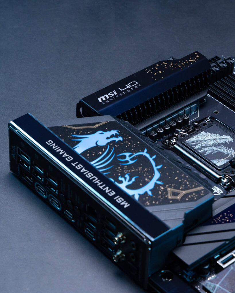 Placa madre negra con detalles azules y dorados, con un diseño de gráficos de un dragón y texto "MSI ENTHUSIAST GAMING".