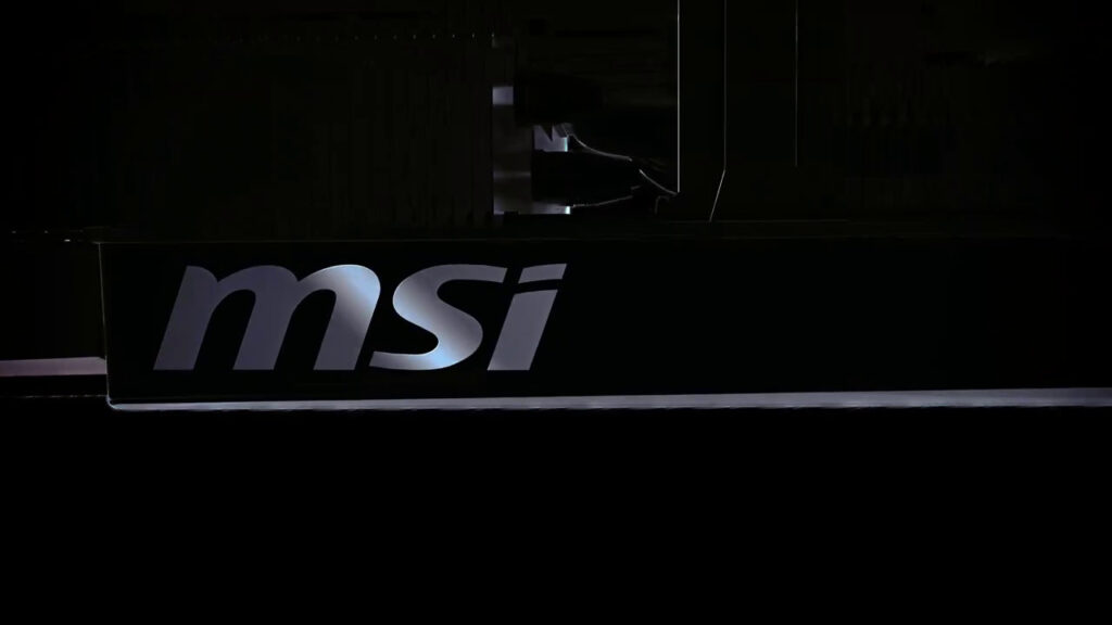 Logotipo de MSI iluminado en un fondo oscuro, destacando su diseño moderno y elegante.