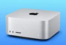 Mac Studio M3 Ultra en acabado plateado, con logotipo de Apple en la parte superior, sobre un fondo azul degradado.