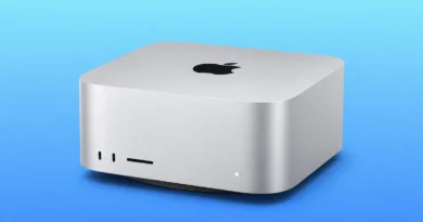 Mac Studio M3 Ultra en acabado plateado, con logotipo de Apple en la parte superior, sobre un fondo azul degradado.