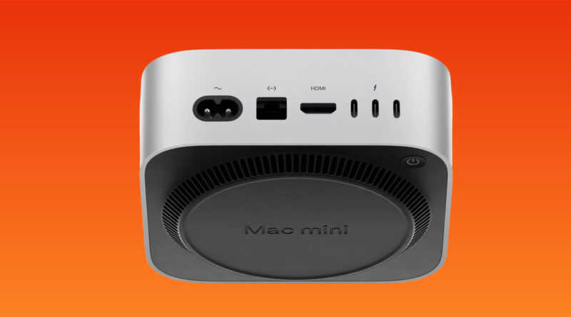 Mac mini en fondo naranja, vista superior con puertos eléctricos, HDMI y Thunderbolt, diseño compacto y moderno.