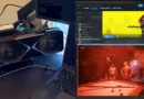 Tarjeta gráfica RTX 5090 conectada a un MacBook Air M4, mostrando la interfaz de Cyberpunk 2077 en pantalla. Fondo claro.