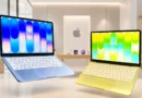 Dos MacBook Neo flotan en un entorno moderno de tienda Apple, uno en azul y otro en amarillo, con teclados blancos y pantallas vibrantes.