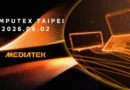 Fondo oscuro con líneas doradas y naranjas, mostrando laptops con el texto "COMPUTEX TAIPEI 2026.06.02" y el logo de MediaTek.