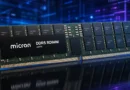 Módulo de RAM DDR5 de 256 GB de Micron, con chips oscuros sobre un fondo azul y púrpura con gráficos digitales.