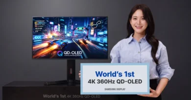 Una mujer sostiene un cartel que anuncia el primer panel QD-OLED 4K 360Hz, mientras se muestra un monitor con gráficos de carreras brillantes.