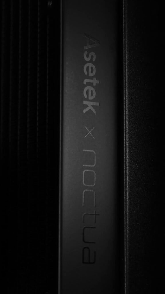 Logo de Asetek y Noctua en un fondo oscuro, resaltando un diseño elegante y moderno en tonos gris y negro.
