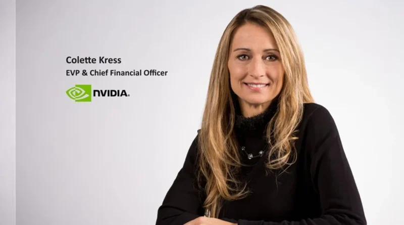 Colette Kress, CFO de NVIDIA, sonríe frente a un fondo blanco, luciendo un suéter negro y con el logo de NVIDIA a la izquierda.
