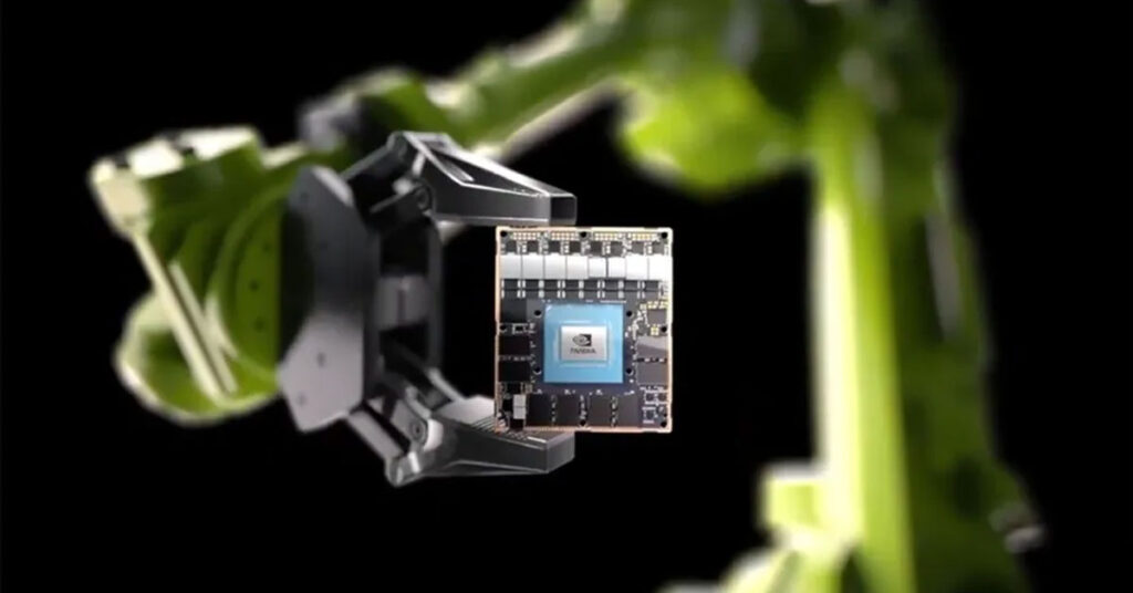 Un brazo robótico sostiene un chip de NVIDIA sobre un fondo negro, destacando el componente tecnológico en colores metálicos y azul.