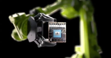 Un brazo robótico sostiene un chip de NVIDIA sobre un fondo negro, destacando el componente tecnológico en colores metálicos y azul.