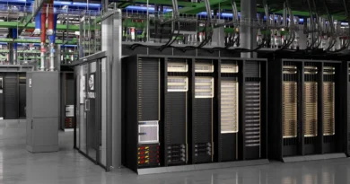 Servidores en un centro de datos con varias unidades de almacenamiento y componentes electrónicos, predominando colores oscuros y detalles metálicos.