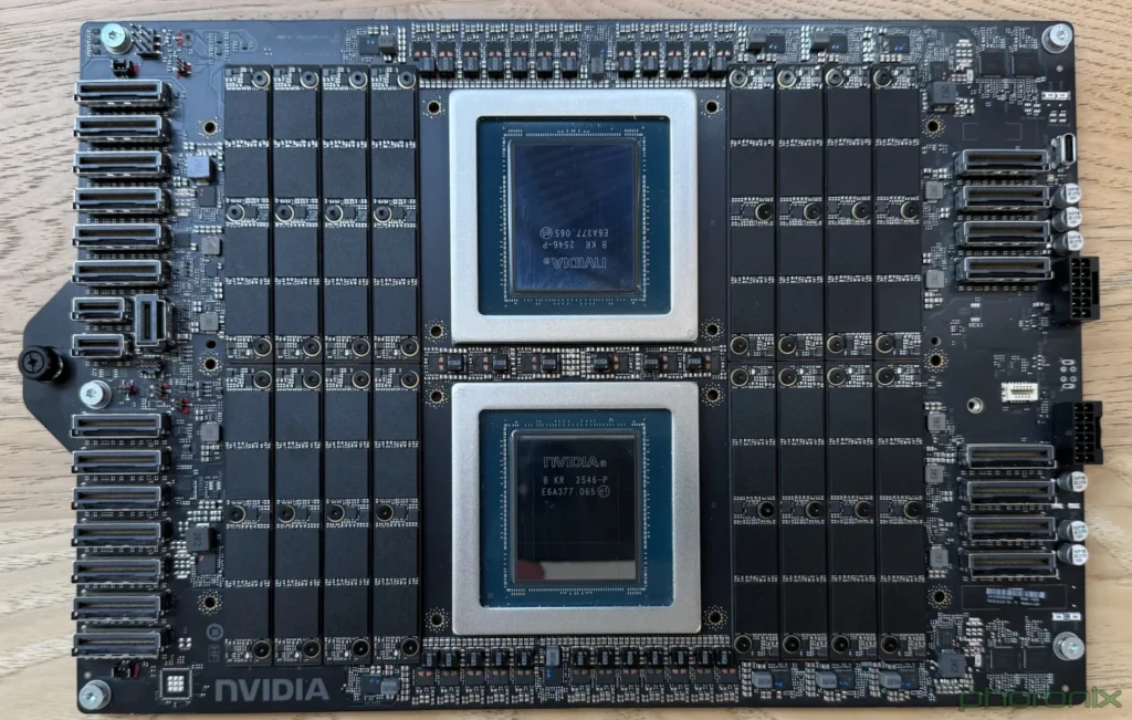 Placa de circuito negro con dos grandes chips de Nvidia en el centro, rodeados de componentes pequeños y conectores en ambos lados.