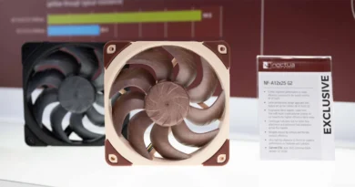 Ventiladores de computadora de Noctua: uno en tonos negro y otro en marrón claro con marco rojo. Detalle de características al lado.
