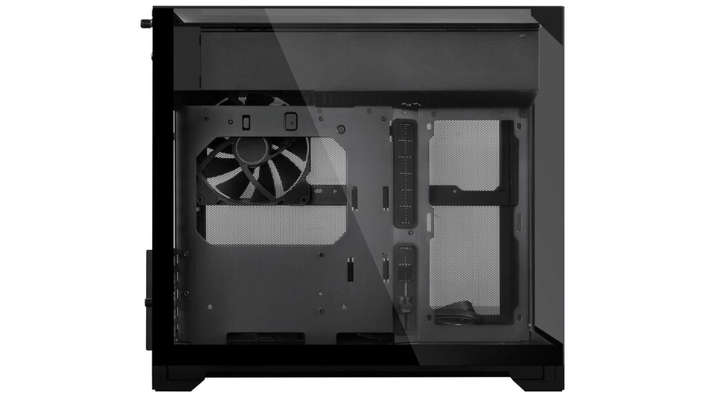 Gabinete Micro-ATX con diseño de doble cámara, panel lateral de vidrio templado y ventilador visible, en color negro.