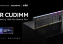 Memoria RAM CUDIMM DDR5 de 256 GB en un soporte negro, con colores morados y el logo de Origin Code y marcas asociadas.