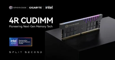 Memoria RAM CUDIMM DDR5 de 256 GB en un soporte negro, con colores morados y el logo de Origin Code y marcas asociadas.