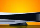 Consola de videojuegos PS5 en ángulo lateral, con un diseño futurista en blanco y negro sobre fondo naranja degradado.