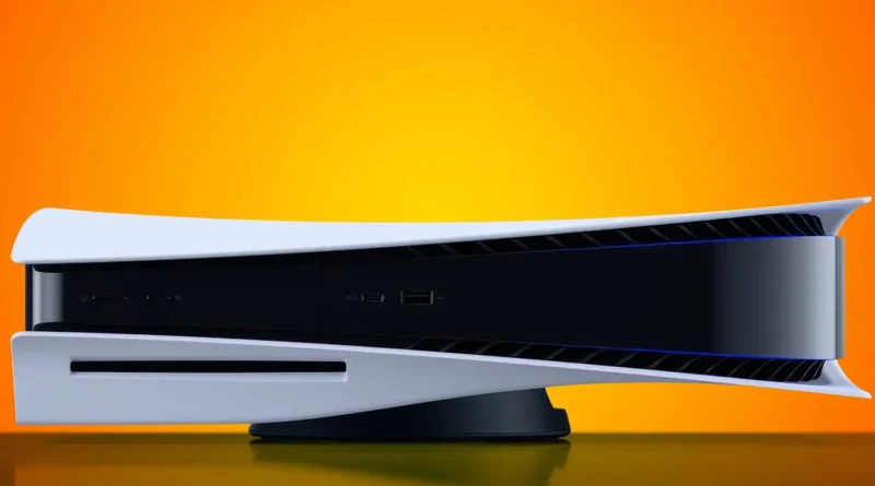 Consola de videojuegos PS5 en ángulo lateral, con un diseño futurista en blanco y negro sobre fondo naranja degradado.