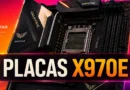 Placa base Biostar X970E con diseño elegante en negro y dorado, resaltando el zócalo AMD con fondo colorido y llamativo.