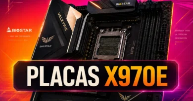Placa base Biostar X970E con diseño elegante en negro y dorado, resaltando el zócalo AMD con fondo colorido y llamativo.
