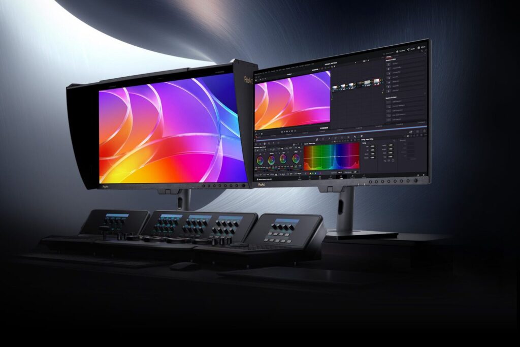 Dos monitores ProArt OLED PA27USD y PA32USD en un entorno oscuro, mostrando colores vibrantes y herramientas de edición en pantalla.
