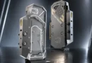 Prototipos de la tarjeta gráfica GeForce RTX 5080 con refrigeración líquida, tonalidades plateadas y negros, resaltando su diseño futurista.