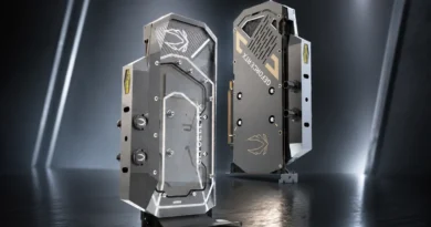Prototipos de la tarjeta gráfica GeForce RTX 5080 con refrigeración líquida, tonalidades plateadas y negros, resaltando su diseño futurista.