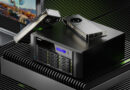 NAS QNAP negro con GPU RTX PRO 6000 de 96 GB, sobre una superficie de líneas verdes, junto a un monitor. Diseño moderno y tecnológico.