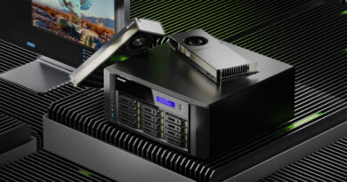 NAS QNAP negro con GPU RTX PRO 6000 de 96 GB, sobre una superficie de líneas verdes, junto a un monitor. Diseño moderno y tecnológico.