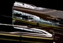 Módulos de RAM DDR5 Trident Z5 Royal con un diseño elegante, cuerpo reflectante y detalles en color dorado sobre un fondo negro.