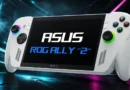 Controladora blanca de ASUS ROG Ally "2" con botones de colores, sobre un fondo dinámico con luces en tonos azul y rosa.