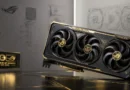 Tarjeta gráfica ROG Astral RTX 50 en negro y dorado, con tres ventiladores y fondo blanco con diseño minimalista.