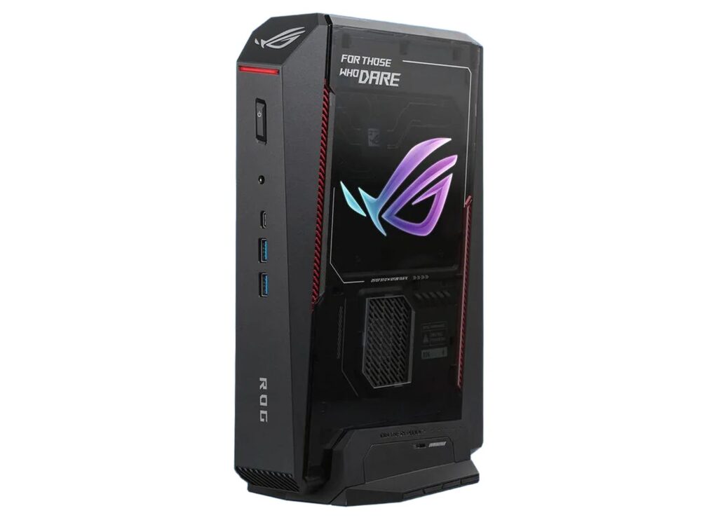 Torre ROG con diseño negro, detalles en rojo, logotipo colorido y puertos USB en un lado, mostrando un estilo gamer moderno.