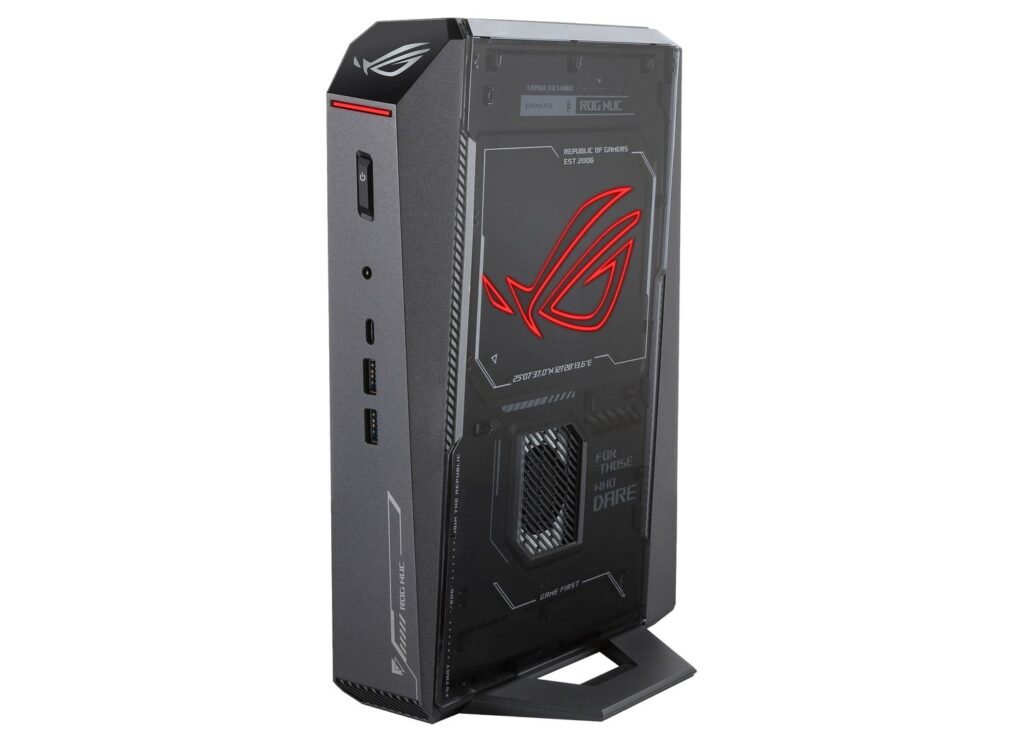 Diseño de un ordenador ASUS ROG NUC, con acabados en gris y negro, resaltando el logotipo rojo en la parte frontal y puertos laterales.