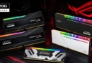 Memorias RAM DDR5 RGB de las marcas G.Skill y Kingston, con diseño elegante y luces multicolores, sobre un fondo oscuro.