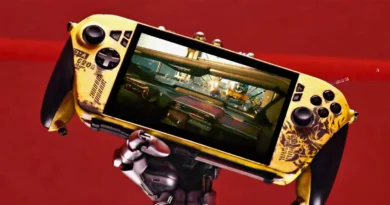 Controlador de videojuegos personalizado en tonos amarillos y negros, mostrando un juego de conducción en su pantalla, sostenido por un brazo robótico.