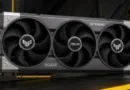 Tarjeta gráfica GeForce RTX 5080 TUF con diseño industrial, tres ventiladores grandes y acabados en negro y plata, sobre fondo oscuro.
