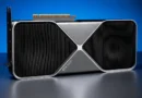 Tarjeta gráfica RTX 5090 con un diseño elegante, colores negro y plateado, presentada en un fondo azul oscuro.