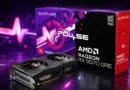Tarjeta gráfica AMD Radeon RX 9070 GRE de Sapphire sobre un fondo oscuro, con su caja de colores vibrantes y diseño moderno.
