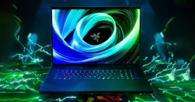 Laptop Razer Blade 18 con pantalla iluminada en azul y verde, fondo dinámico con efectos de luces y colores vibrantes.