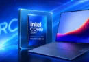 Procesador Intel Core Ultra Razor Lake AX destacado junto a un laptop moderno, con fondo azul brillante y gráficos vibrantes.
